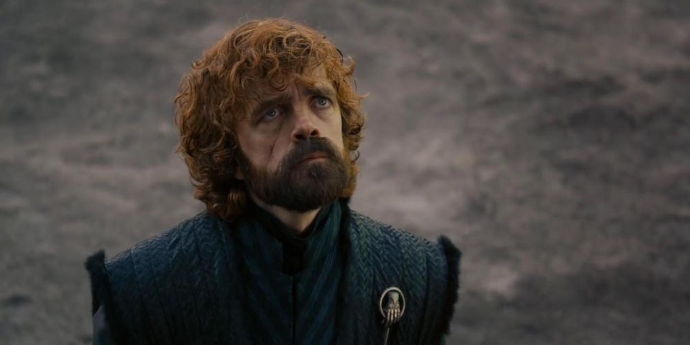 Tyrion com o alfinete de mão no peito, olhando para cima na temporada 8
