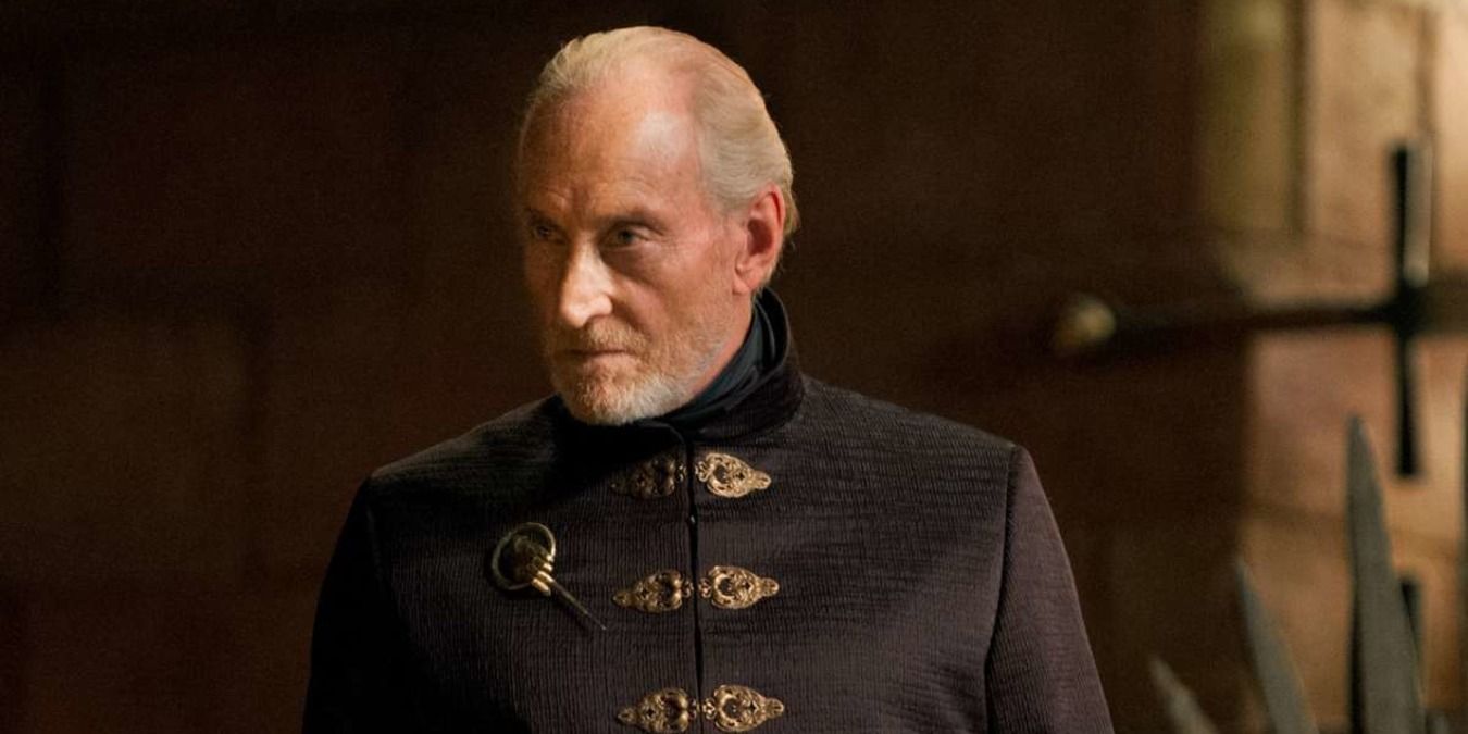 Tywin Lannister olhando para alguém em Game of Thrones