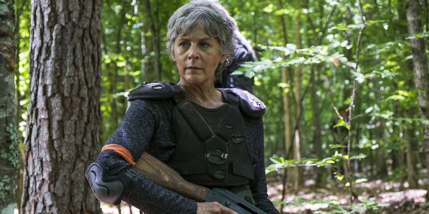 Carol andando pela floresta em The Walking Dead