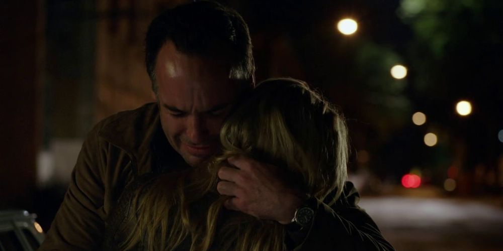 Sara and her father hugging in Arrow