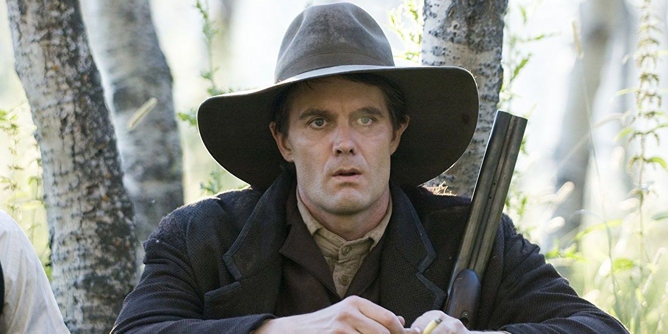 Garret Dillahunt in western cowboy costume outside inin The Assassination of Jesse James By The Coward Robert Ford