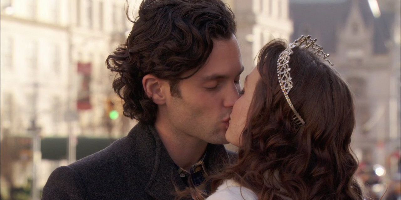 Dan and Blair kiss in Gossip Girl.
