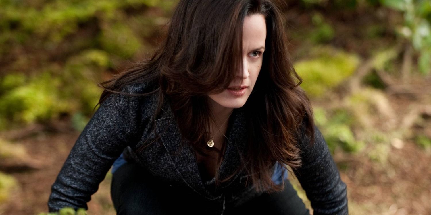 Esme Cullen crouched over in Twilight