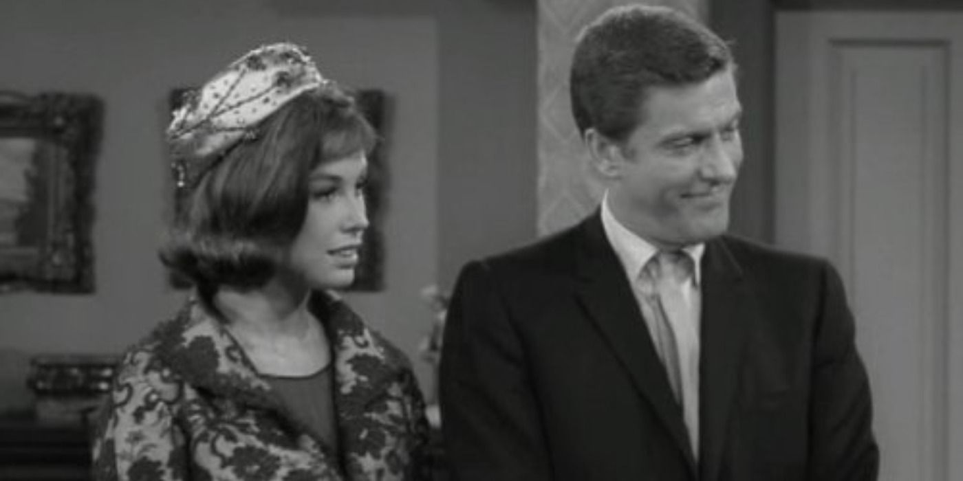 Laura and Rob standing together in The Dick Van Dyke Show