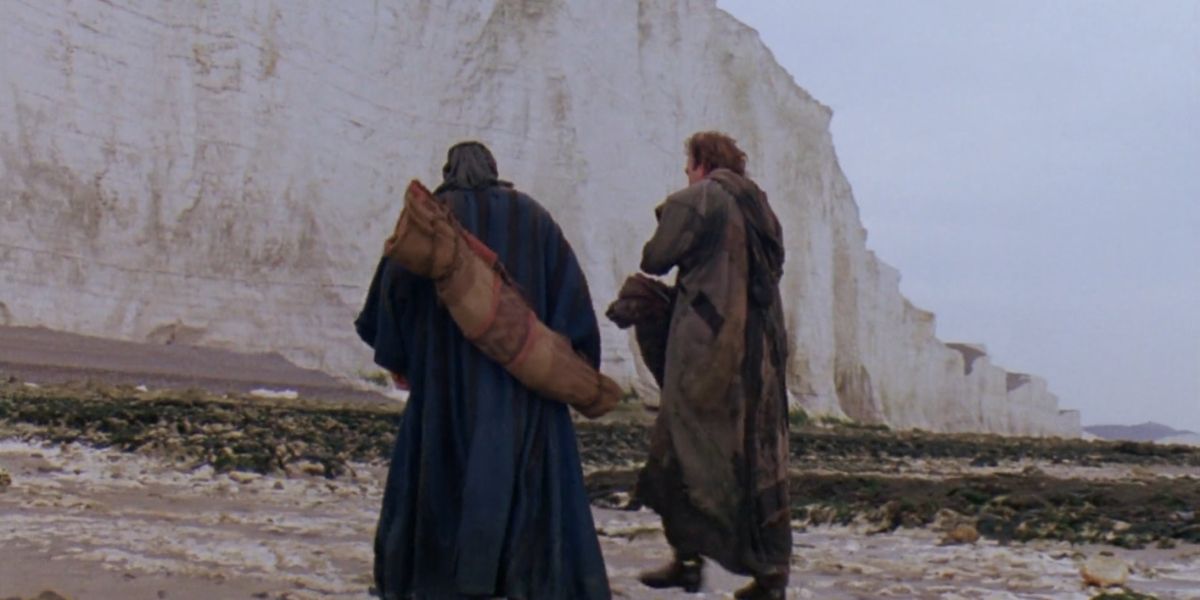 Robin Hood (Kevin Costner) and Azeem (Morgan Freeman) walking in front of the white cliffs of Dover in Robin Hood: Prince of Thieves