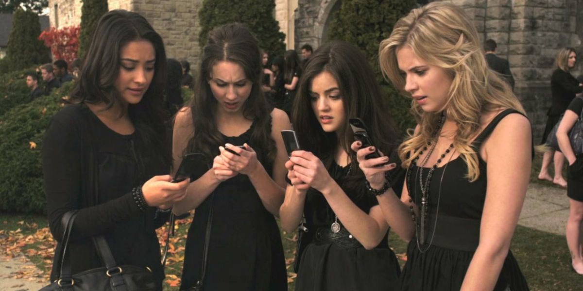 Emily, Spencer, Aria, and Hanna staring at their phones after receiving texts from A on PLL