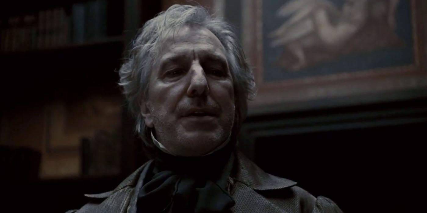 Alan Rickman como o juiz Turpin parecendo presunçoso em Sweeney Todd: O Barbeiro Demoníaco de Fleet Street