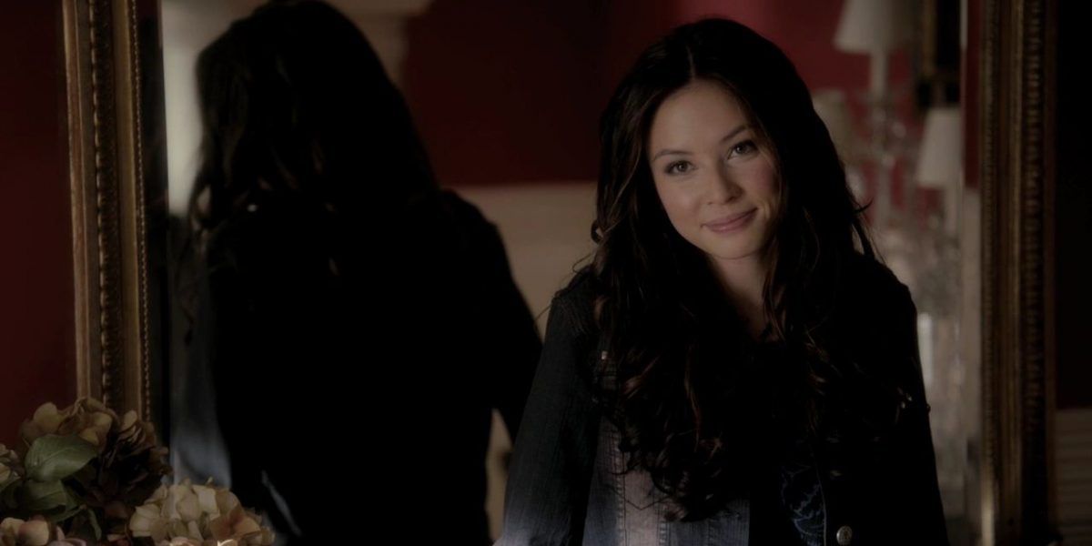 Anna Zhu tersenyum di The Vampire Diaries.