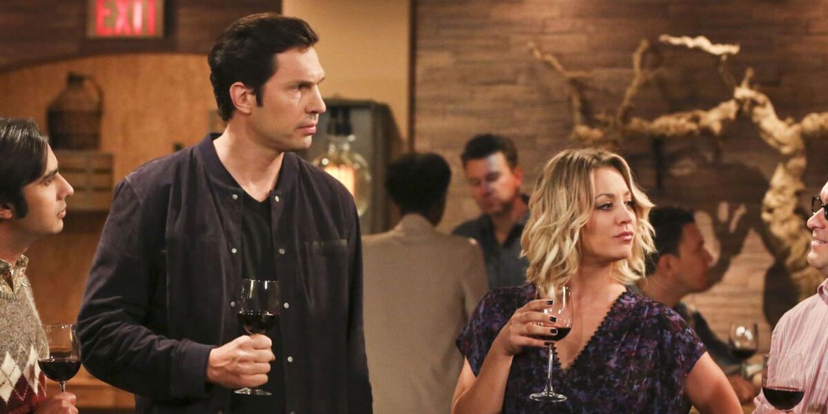 Penny e Zack seguram taças de vinho em uma festa em The Big Bang Theory