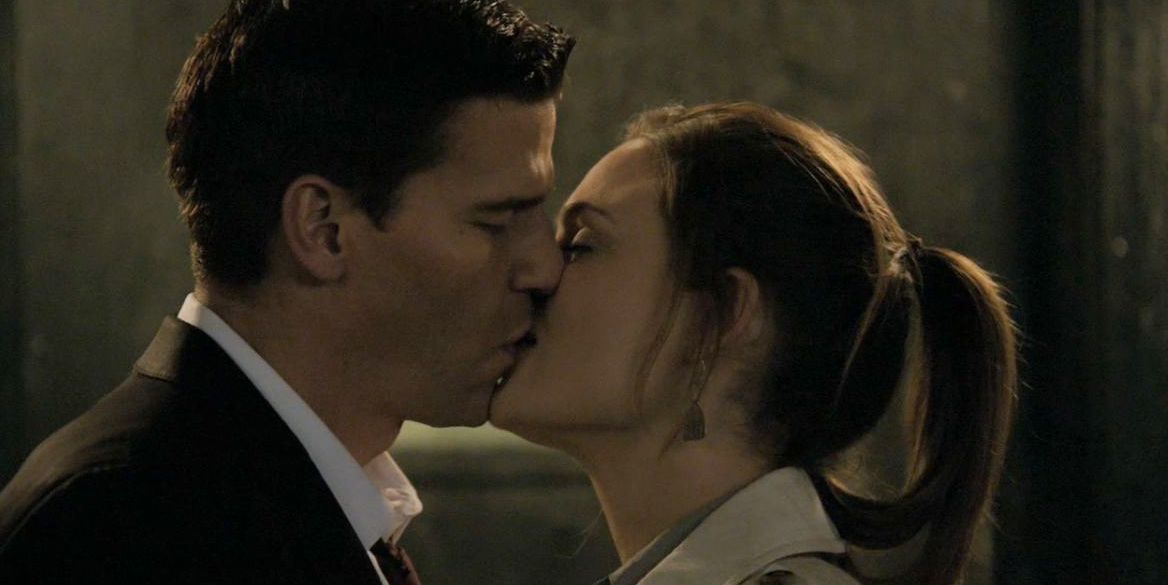 Booth and Brennan kiss in a flashback in Bones.