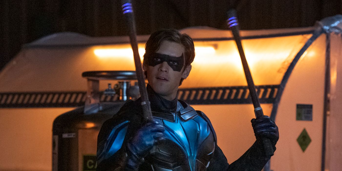 Nightwing holding his escrima stick in Titans
