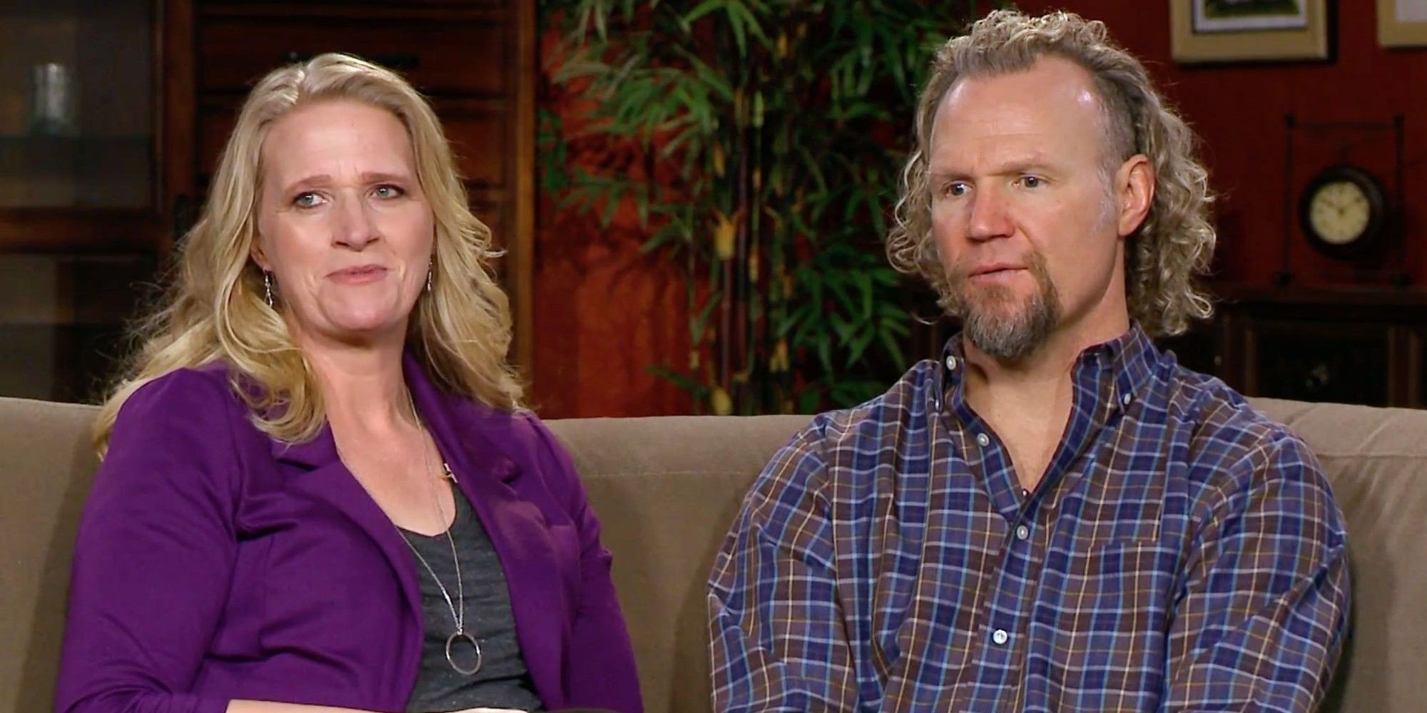 Christine e Kody Brown de Sister Wives sentados no sofá