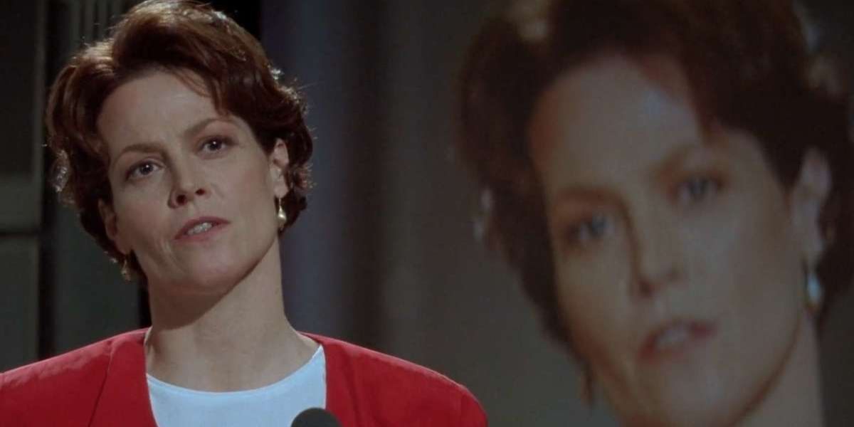 Sigourney Weaver as Dr. Helen giving a lecture in Copycat