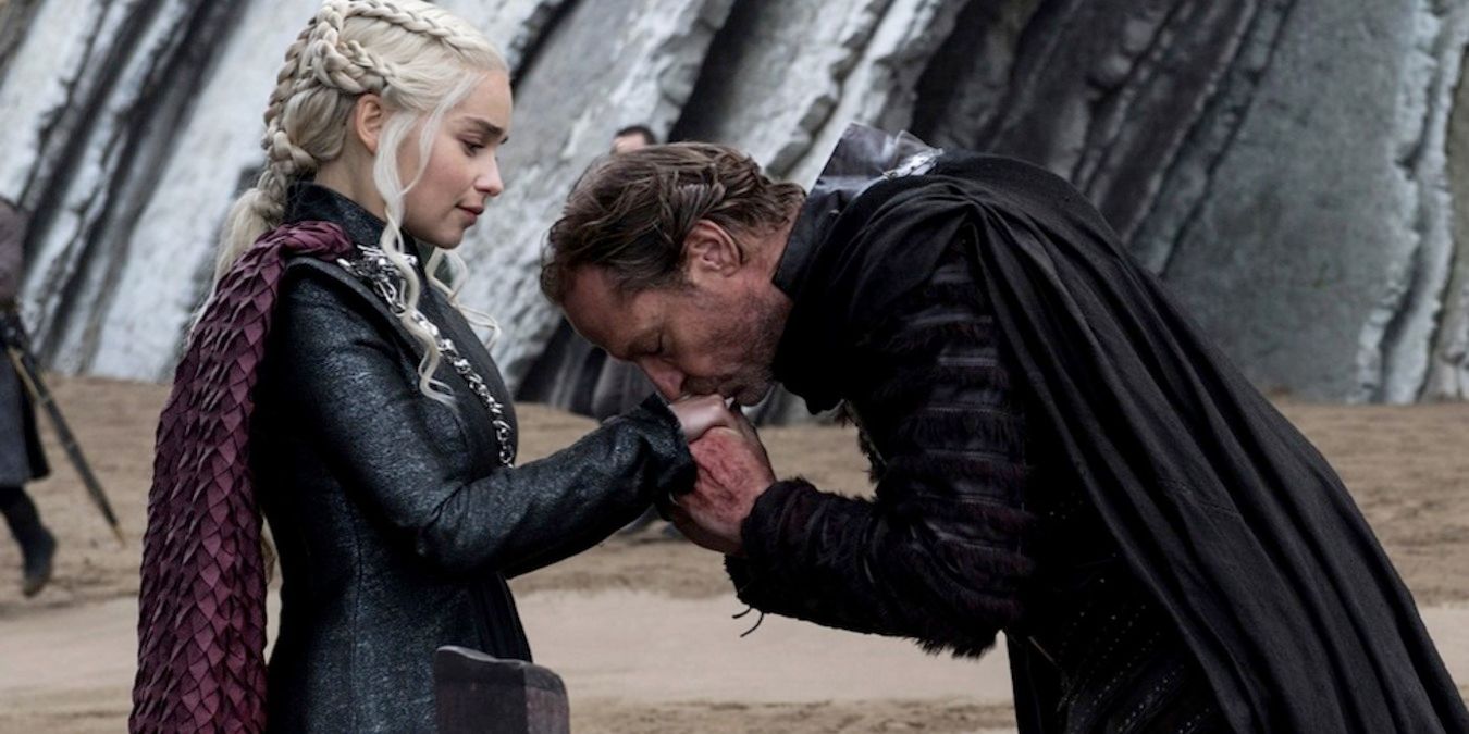Daenerys and Jorah in Dragon Stone, Jorah kissing her hands