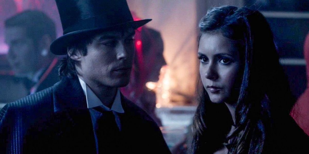 Damon em uma cartola e Elena em uma fantasia em uma festa de Halloween em The Vampire Diaries.