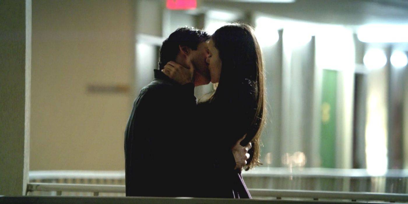 Damon e Elena se beijam. 