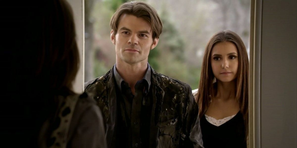 Elia dan Elena berdiri di ambang pintu di The Vampire Diaries