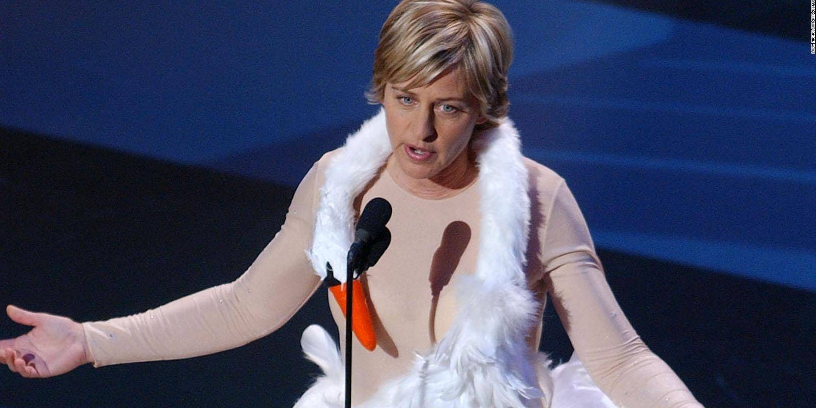  Ellen porte une robe de cygne lors de la 53e cérémonie annuelle des Primetime Emmy Awards (2001) 