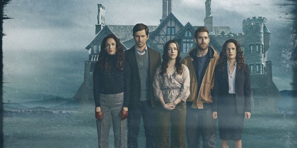 The Haunting of the Hill House: The entire Crain family in front of the house amid fog