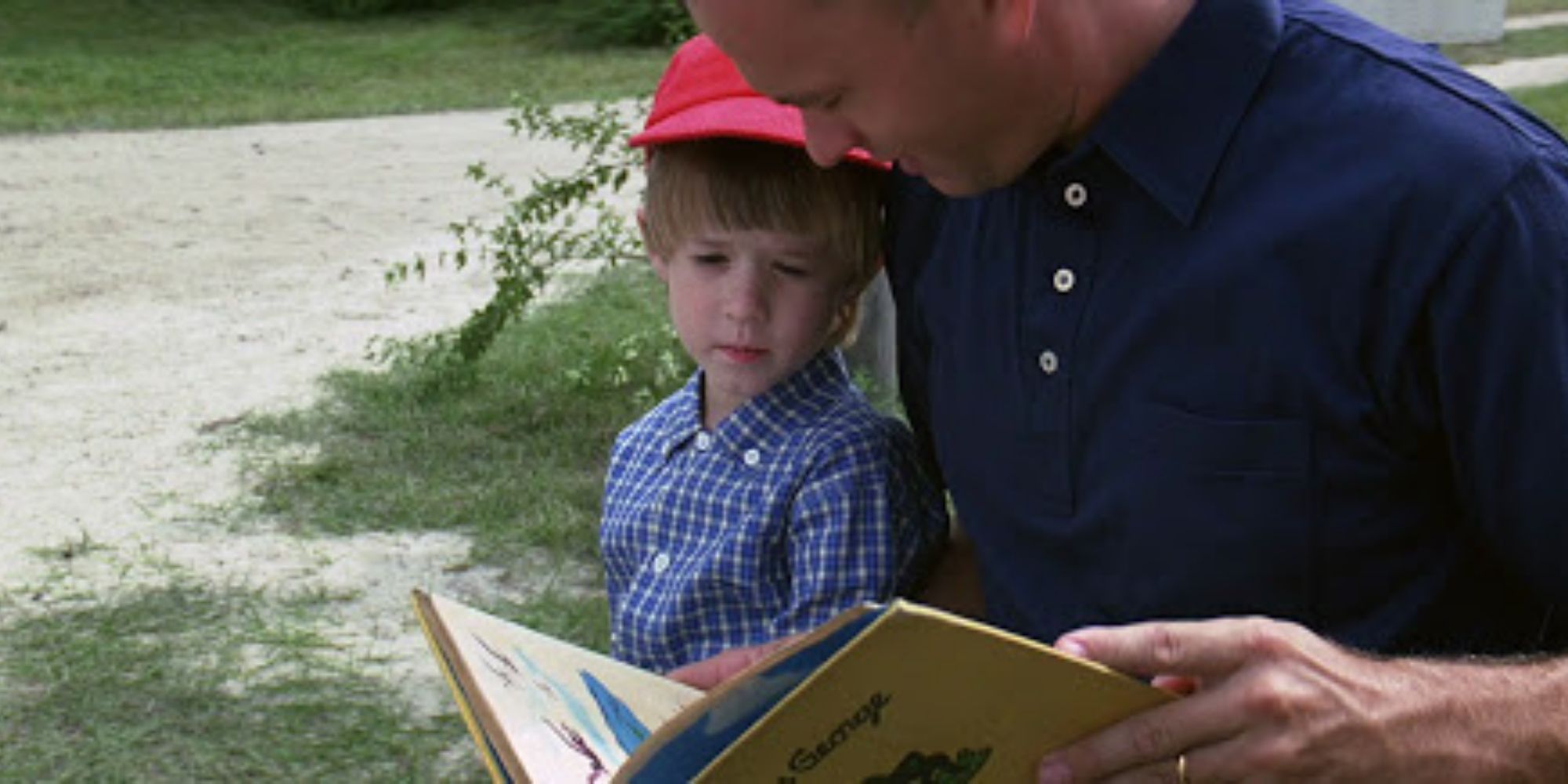 Forrest Gump lê um livro para Forrest Jr. do lado de fora em Forrest Gump.