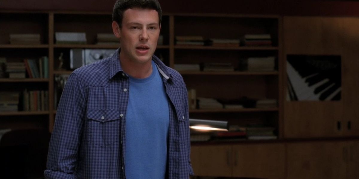 Finn Hudson standing and singing in the choir room in Glee.