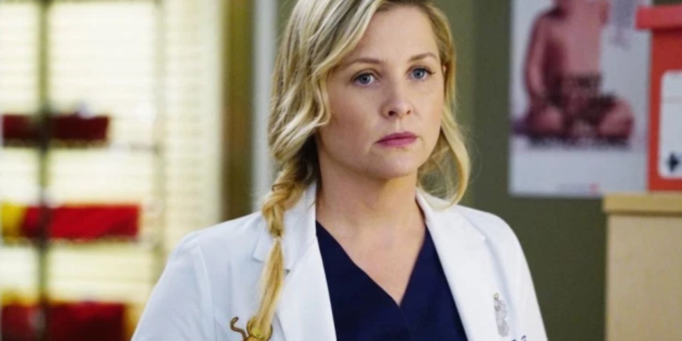 Arizona standing in the hospital on Grey&rsquo;s Anatomy