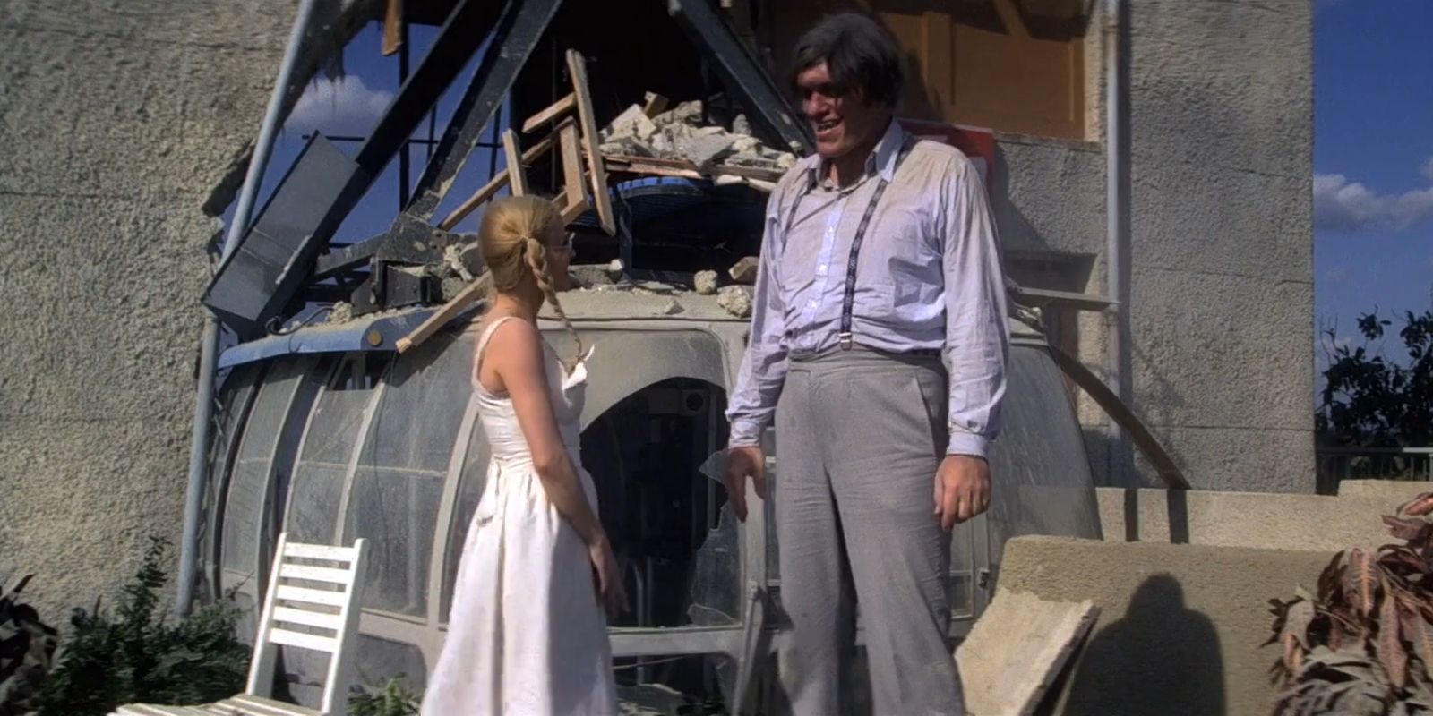Jaws and Dolly smiling at each other in Moonraker