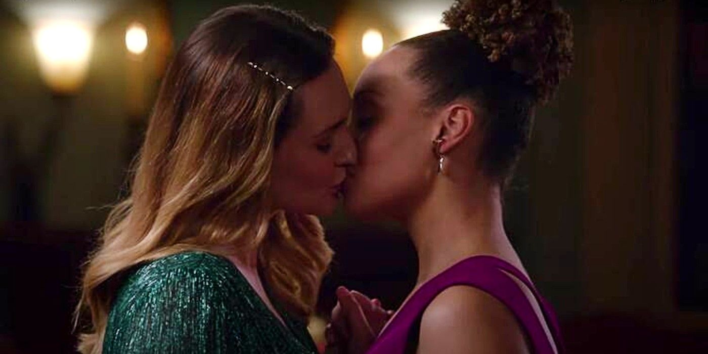 Joy and Zoey kiss in The Good Witch series finale