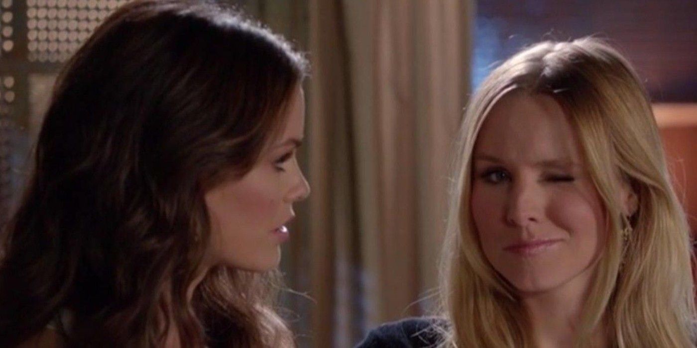 Kristen Bell winks at the camera in the Gossip Girl finale