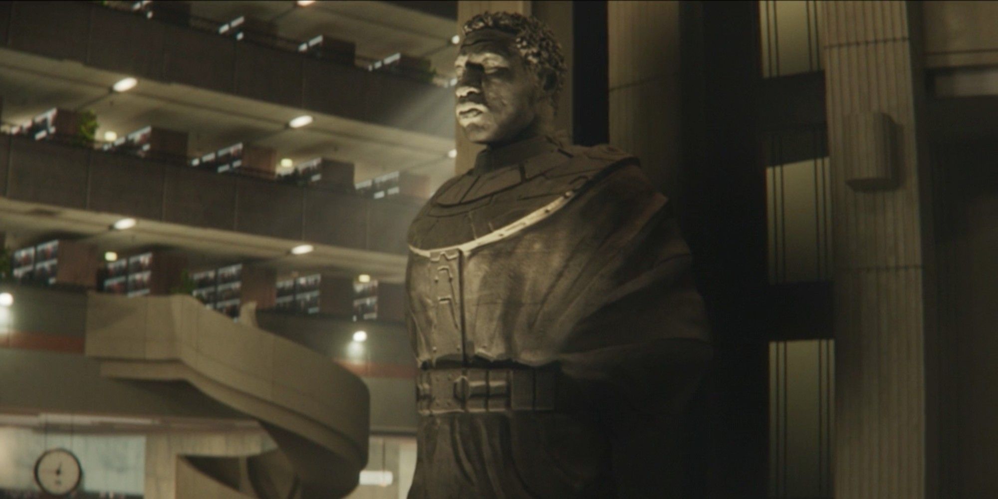 La statue de Kang qui plane sur TVA dans le final de Loki