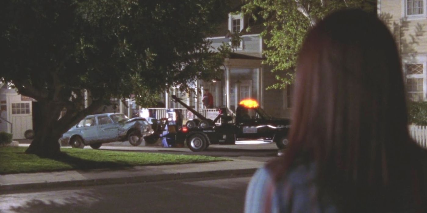 Lorelai watches Rory's car be taken away on Gilmore Girls