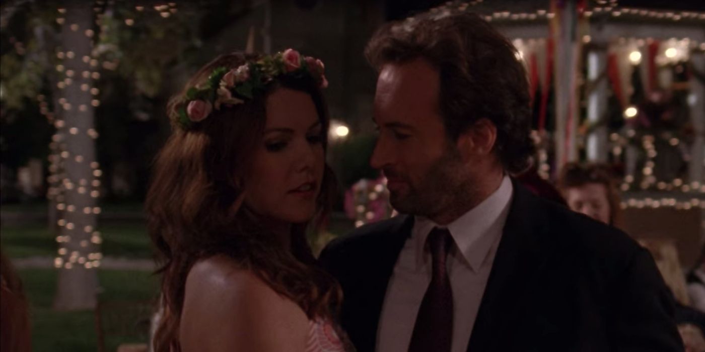 Luke and Lorelai Dance at Liz's wedding in Gilmore Girls