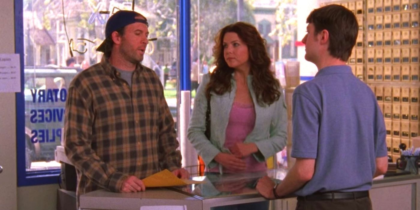 Luke and Lorelai talking to Kirk at the post office on Gilmore Girls