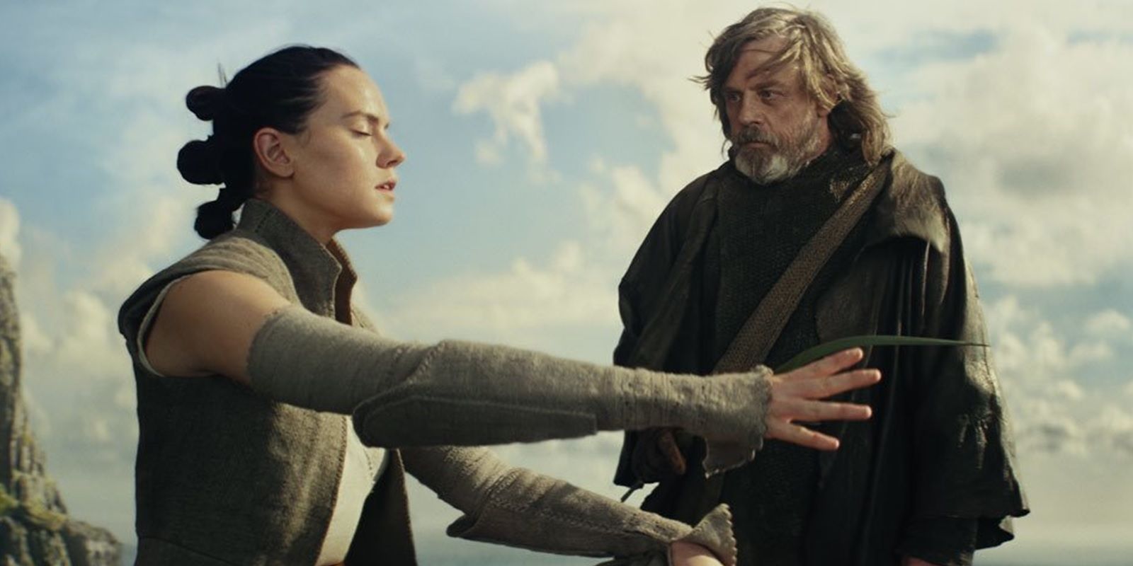 Luke training Rey as a Jedi in The Last Jedi.