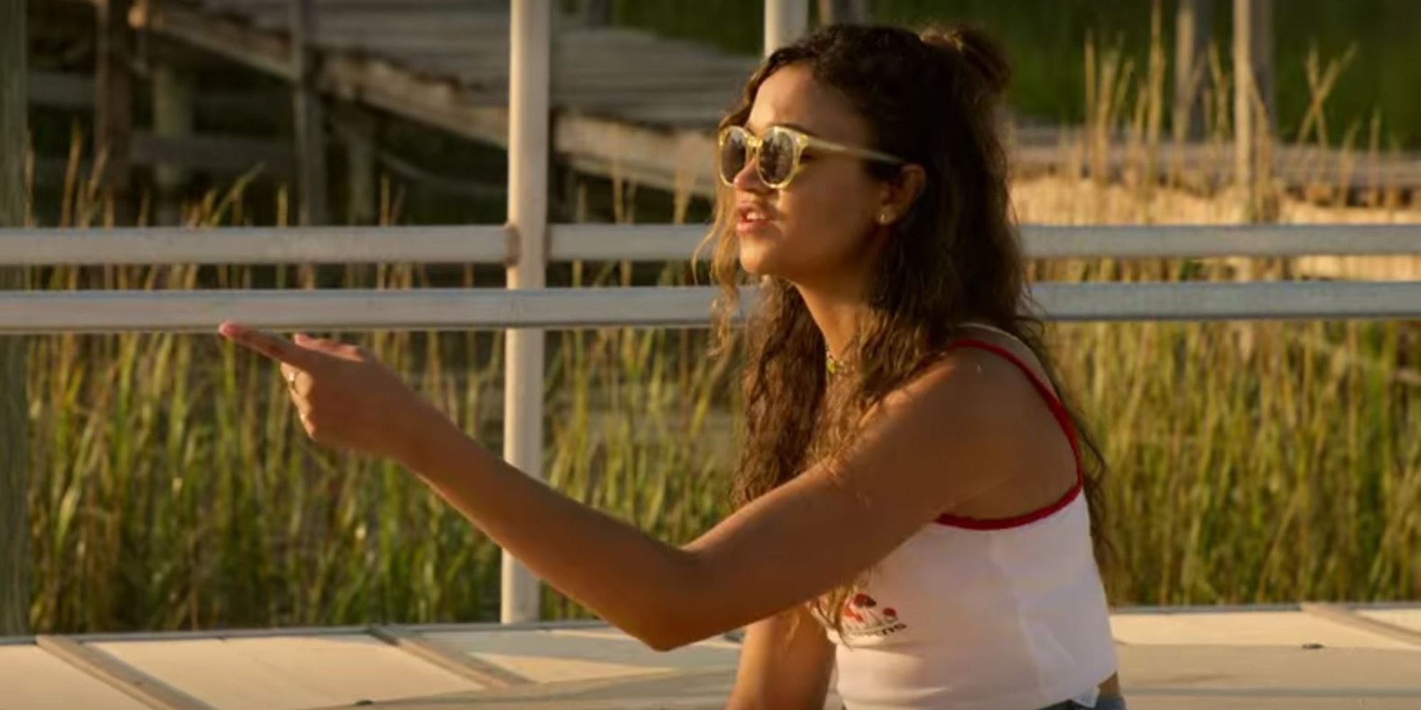 Madison Bailey as Kiara pointing in Outer Banks Season 2
