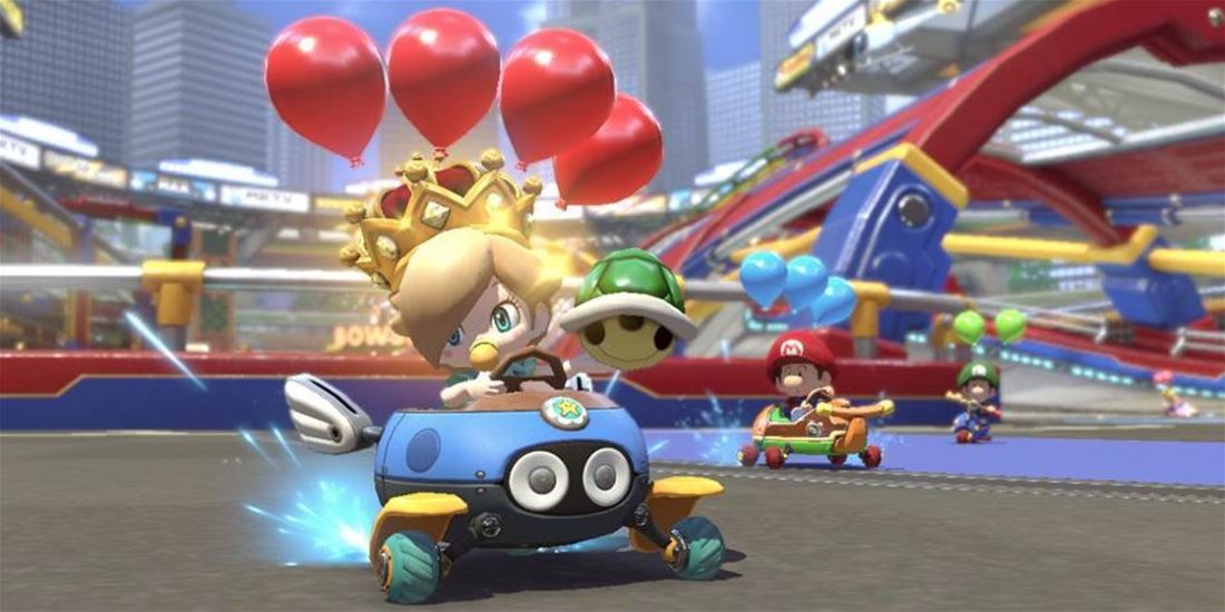 Baby Rosalina memegang cangkang hijau di Biddybuggy di Mario Kart 8.