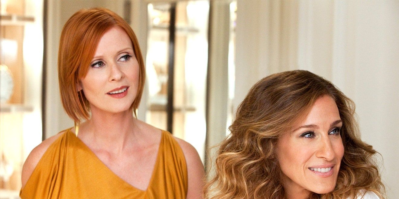 Miranda and Carrie look to the side in Sex and the City 2