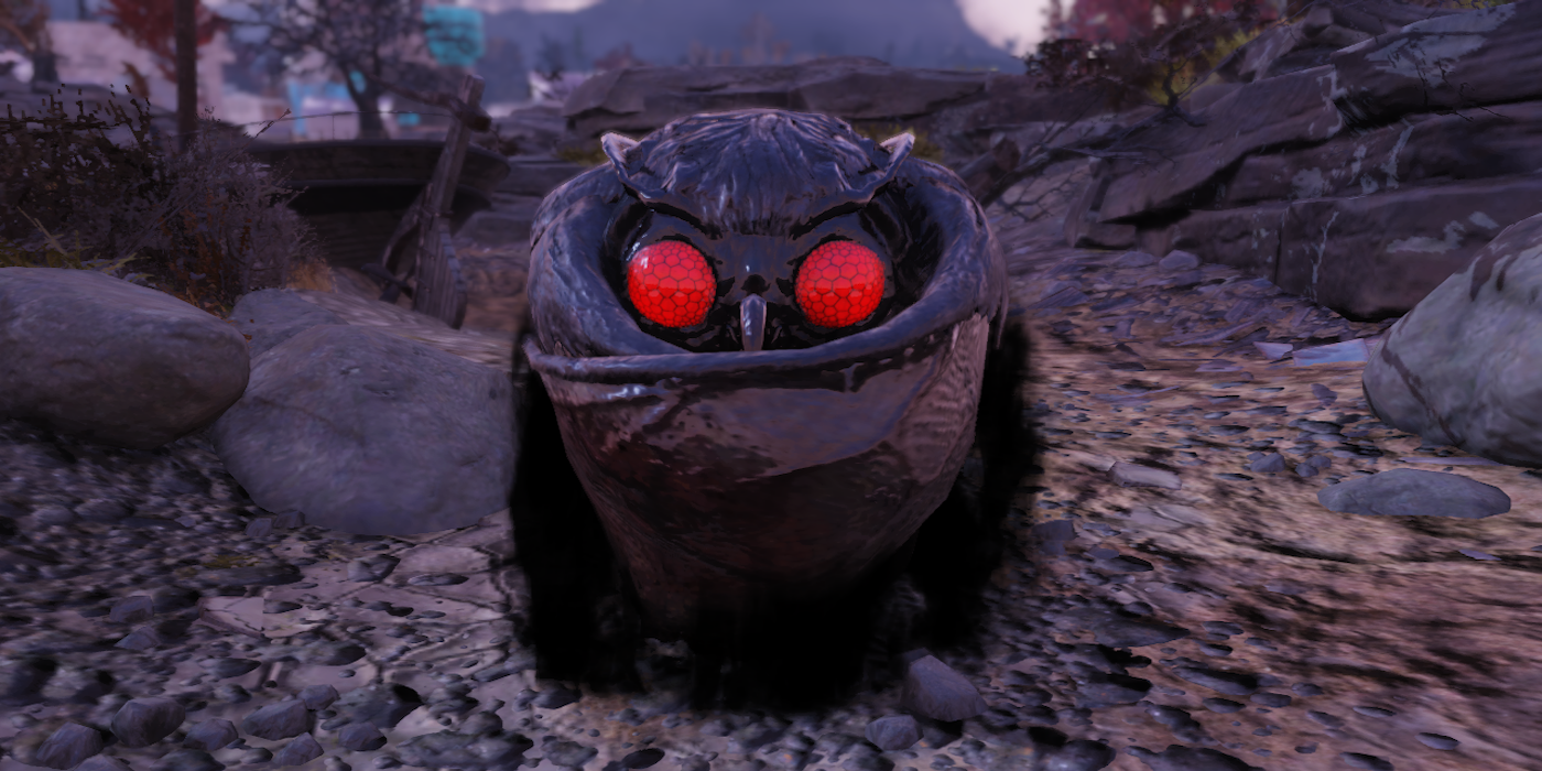 Um Mothman com olhos vermelhos olhando para o jogador em Fallout 76