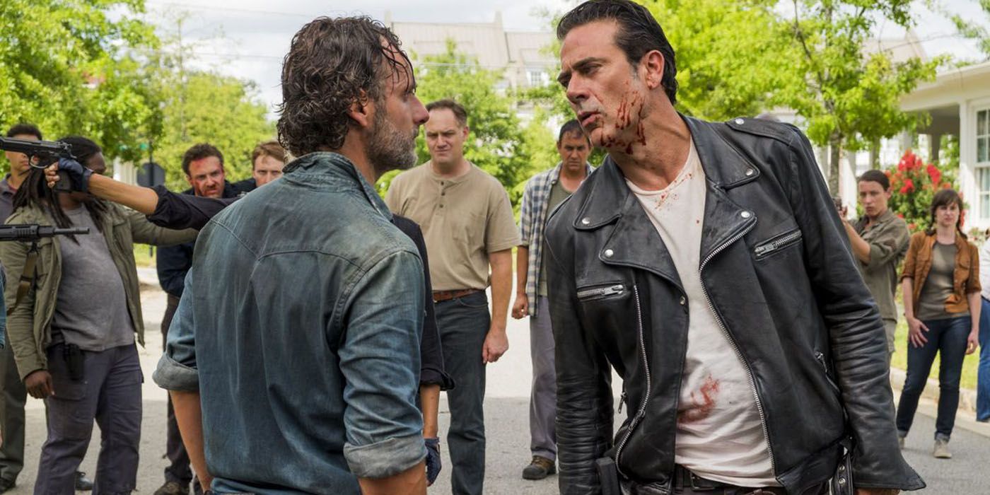 Negan confrontando Rick na sétima temporada de Walking Dead.