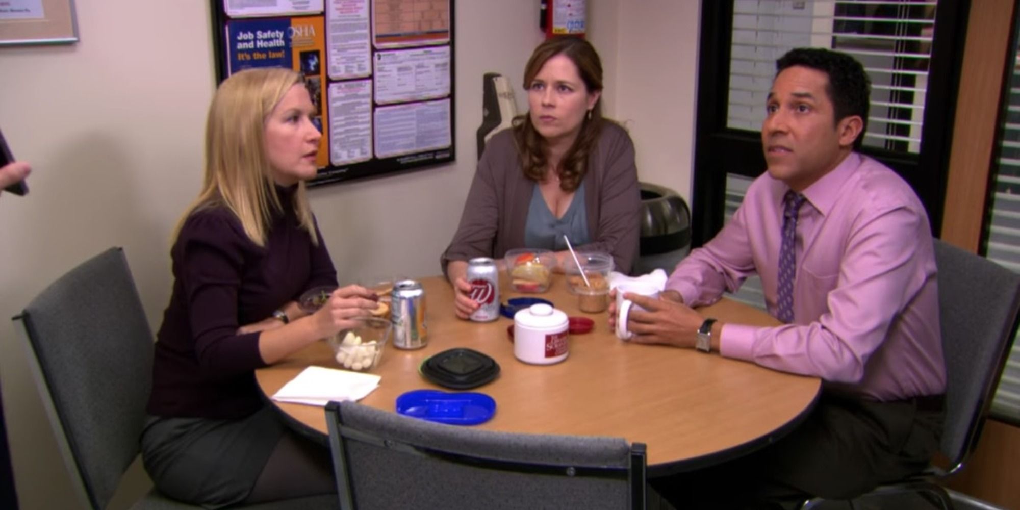 Oscar, Angela e Pam jantando no The Office