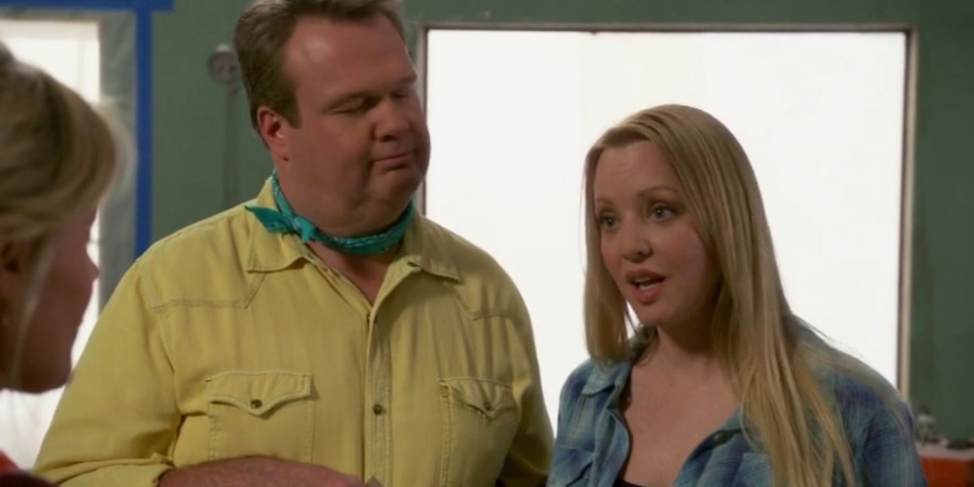 Pam and Cam talking during then house rennovation on Modern Family