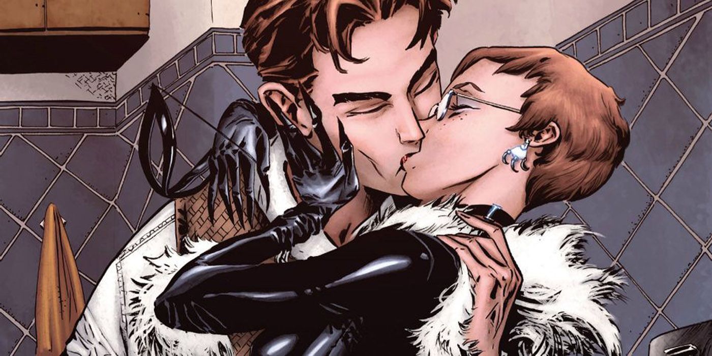 Peter Parker beijando Carlie Cooper nos quadrinhos.