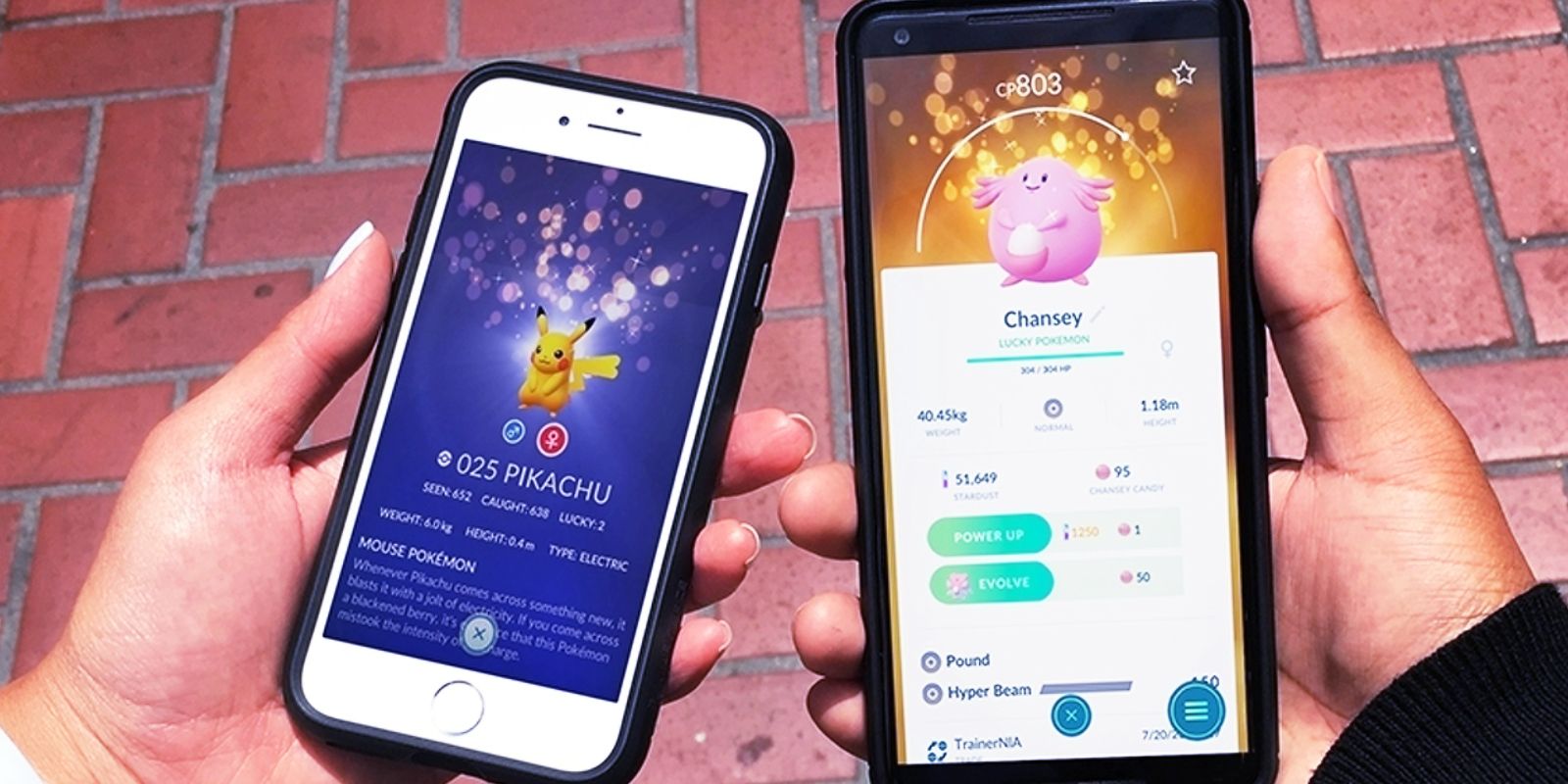 Duas pessoas segurando seus telefones lado a lado enquanto trocam Pokémon no Pokémon GO