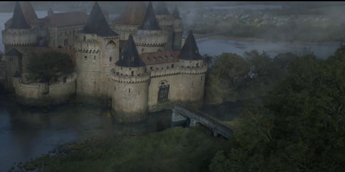 A wide shot of Riverrun castle in Game of Thrones.