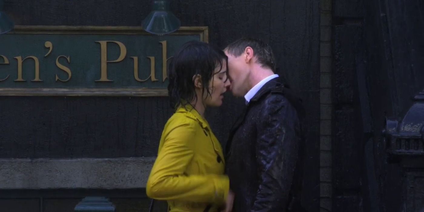 Robin and Barney nearly kiss outside MacLarens during the storm in How I Met Your Mother