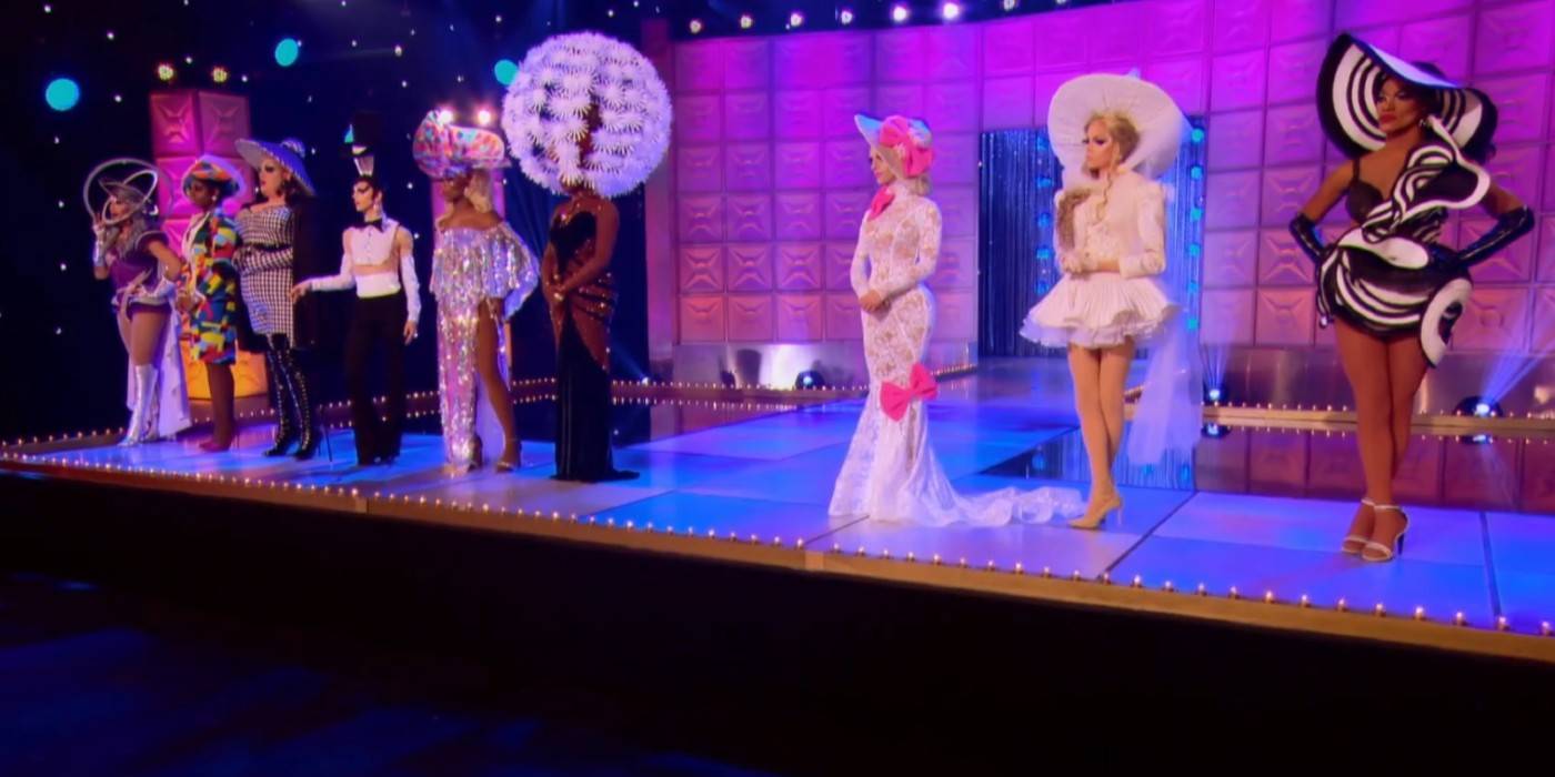 O elenco da 10ª temporada de RuPaul's Drag Race durante a passarela Hats Incredible.