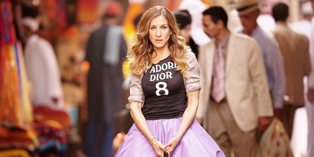 Carrie walks on the street with a Dior shirt