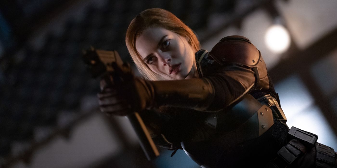 Samara Weaving as Scarlett pointing a gun in Snake Eyes.