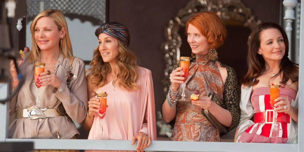 The women drink on a balcony in Sex and the CIty 2