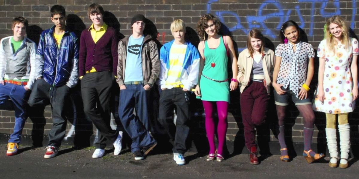 Season 1 cast of Skins posing against a brick wall